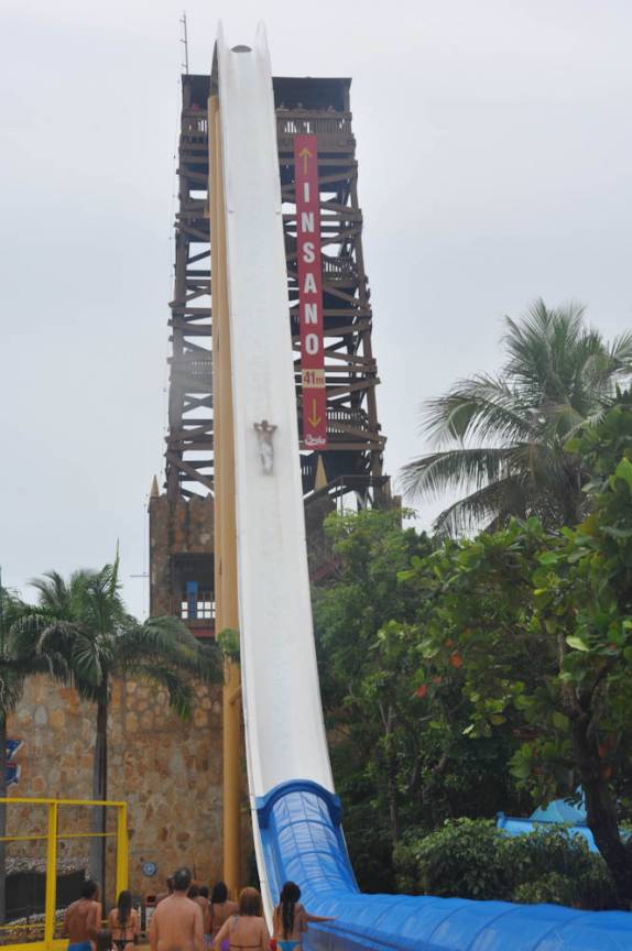 Despencando do Insano, tobogã com 41 metros de altura, no Beach Park, em Fortaleza - CE